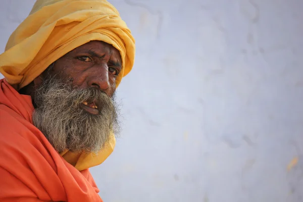 Homem indiano sênior com turbante laranja — Fotografia de Stock