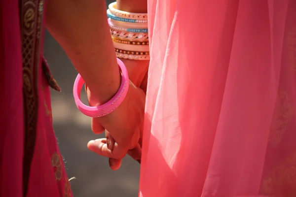 Bliska szczegółów ręce dwóch indyjskich dziewczyna — Zdjęcie stockowe