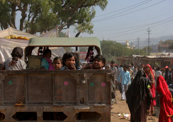 Enfants dans un camion à Pushkar — Photo