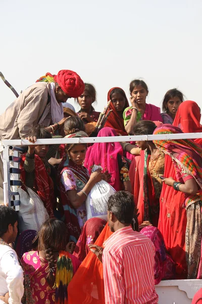Hint insanlar bir kamyon üzerinde