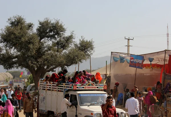 İnsanlar bir kamyon ve Pushkar fuara gidiş için yürüyüş — Stok fotoğraf
