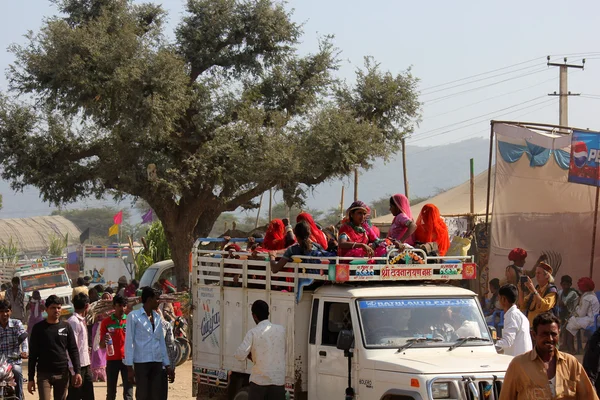 Άνθρωποι σε ένα φορτηγό και το περπάτημα για να πάει με τη δίκαιη Pushkar — Φωτογραφία Αρχείου