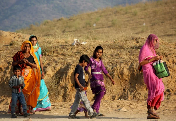 Indian family walking in the desert — Stock Photo, Image