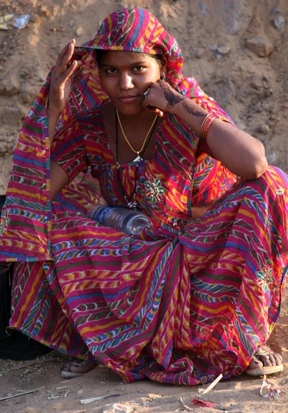 Mooie jonge Indiase vrouw met een rode saree — Stockfoto