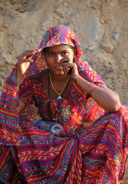 Bella giovane donna indiana con un saree rosso — Foto Stock