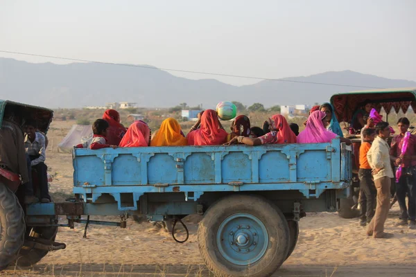 Indiska personer på en lastbil — Stockfoto