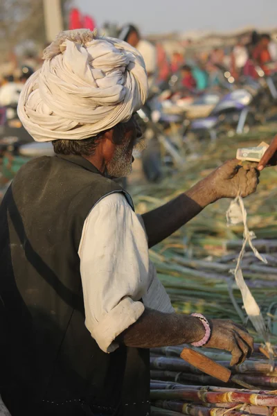 Indiase man nemen geld — Stockfoto