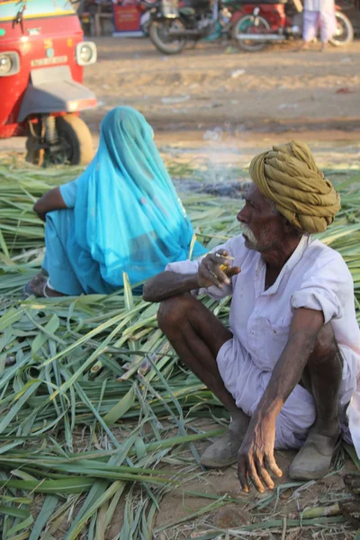 Indisk man med grön turban röka en cigarett — Stockfoto