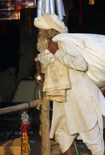 Ndian senior hombre caminando con un gran saco en hos hombro —  Fotos de Stock