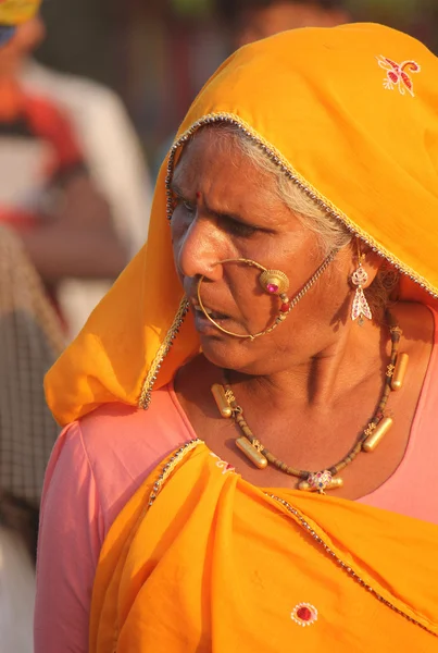 Ανώτερος ινδική γυναίκα με κίτρινο πέπλο — Φωτογραφία Αρχείου