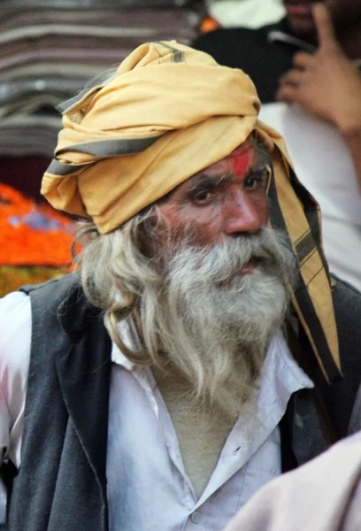 Homem indiano com longa barba branca e turbante laranja — Fotografia de Stock