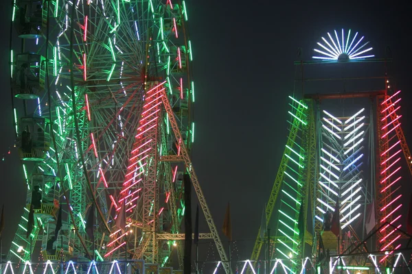 Ferris wheel illuminated in the dark sky — Stock Photo, Image