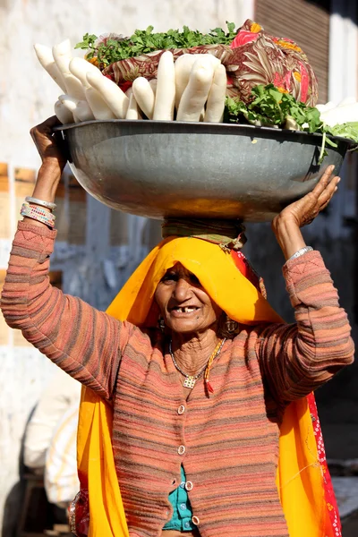 Anciana india vendiendo verduras —  Fotos de Stock