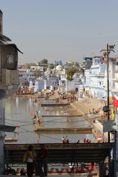 Pushkar sjön genom byggnader — Stockfoto