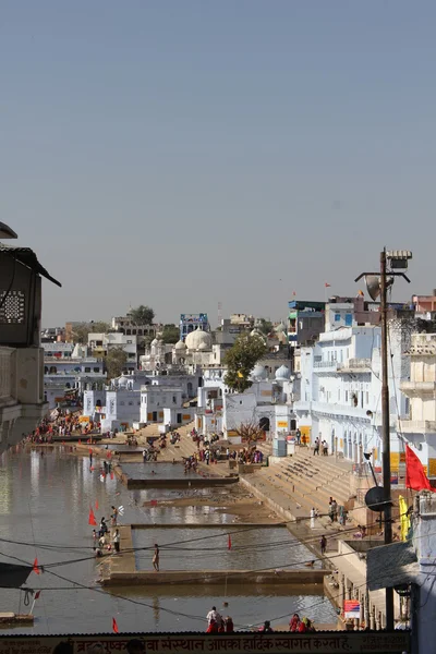 Pushkar jezero prostřednictvím budov — Stock fotografie