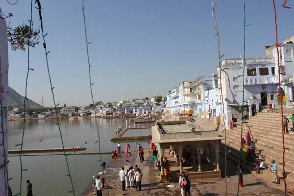 Lac Pushkar à travers les bâtiments — Photo