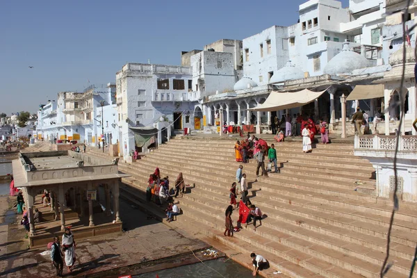 Lac Pushkar à travers les bâtiments — Photo