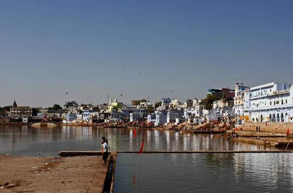 Lac Pushkar à travers les bâtiments — Photo