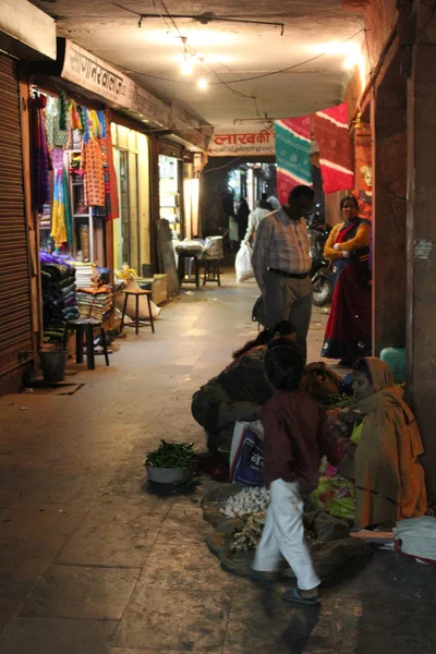 Sopa indiana à noite, com pessoas trabalhando — Fotografia de Stock