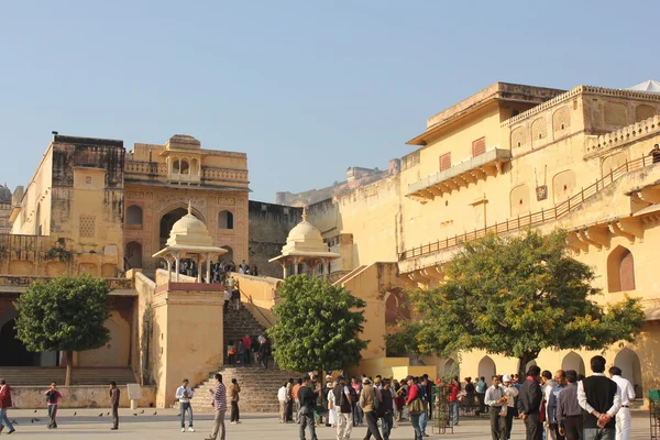 Forte dell'ambra a Jaipur, particolare architettonico dell'edificio con la gente che cammina intorno esso — Foto Stock