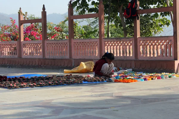 Genç Hintli kız satan Ayakkabı ve bilezik Jaipur sokak — Stok fotoğraf