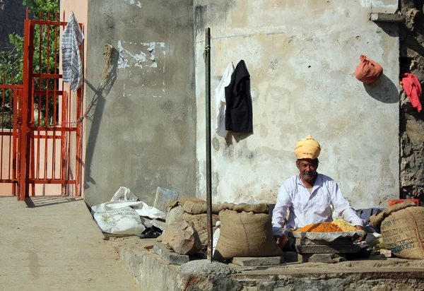 Ndian muž se žlutým turbanem a tradiční tilak nápisu Opičí chrám — Stock fotografie