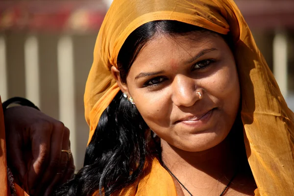 Όμορφη ινδική κορίτσι με παραδοσιακό πολύχρωμο saree — Φωτογραφία Αρχείου