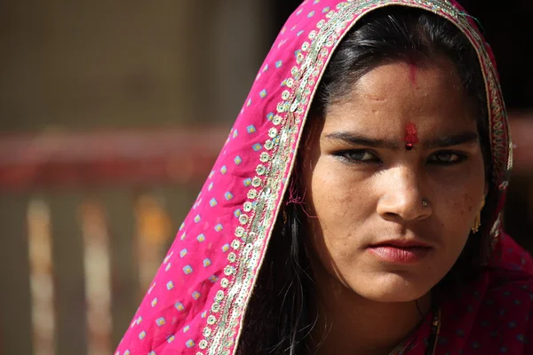 Красивая индийская девушка с традиционным красочным сари — стоковое фото