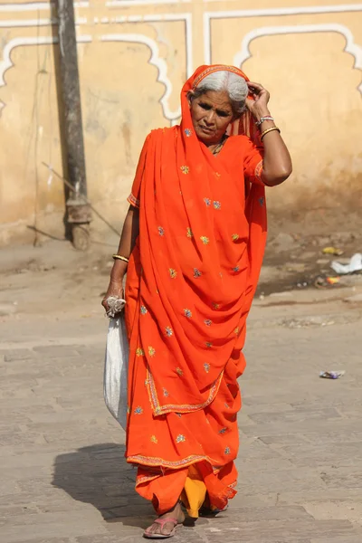 Indiánka s oranžovou živé závoj, chůzi na ulici — Stock fotografie