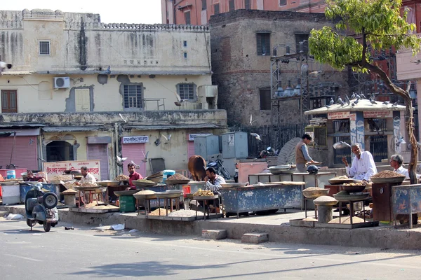 Vida diária em Jaipur, pessoas que trabalham no mercado de rua — Fotografia de Stock