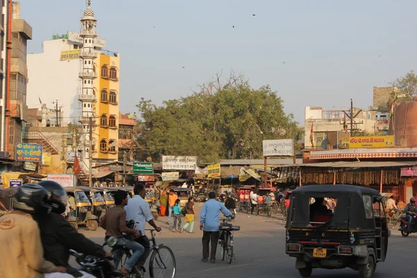 La vida cotidiana en Jaipur, con su tráfico y la gente caminando por la calle — Foto de Stock