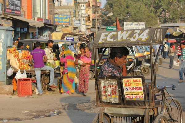 Καθημερινή ζωή στην Τζαϊπούρ, με την κυκλοφορία και τους ανθρώπους που περπατούν κατά μήκος του δρόμου — Φωτογραφία Αρχείου