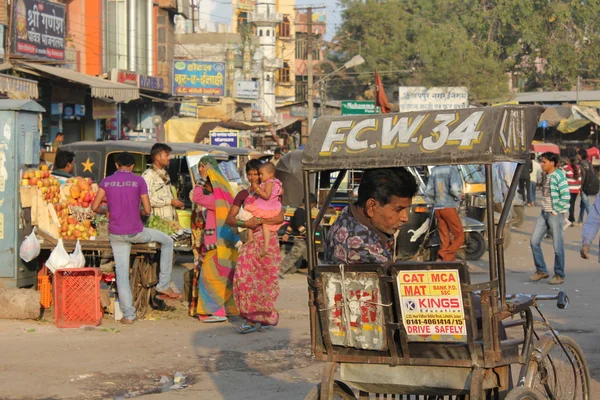 La vida cotidiana en Jaipur, con su tráfico y la gente caminando por la calle — Foto de Stock