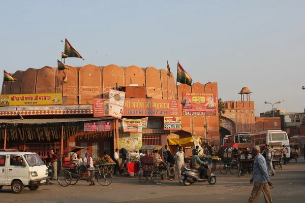 Dagelijks leven in Jaipur, met zijn verkeer en mensen lopen langs de straat — Stockfoto