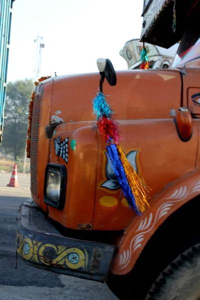 Traditionellt inredda indiska lastbil — Stockfoto