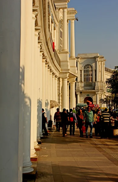 Mensen lopen in centrum van de stad van New Delhi promenade — Stockfoto