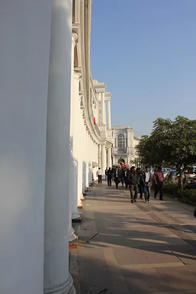 Pessoas caminhando em Nova Deli City Centre calçadão — Fotografia de Stock