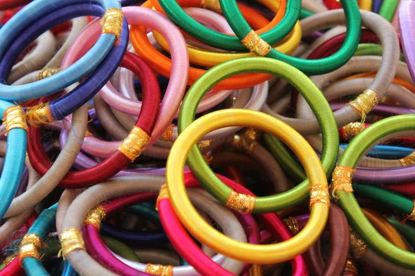 Indiska färgglada armband för kvinnor — Stockfoto