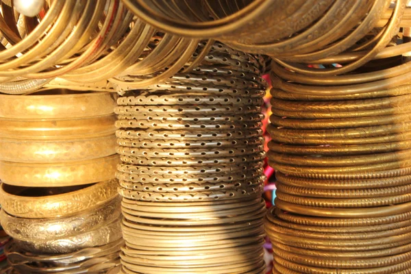 Indyjski kolorowy ang złote bransoletki damskie — Zdjęcie stockowe