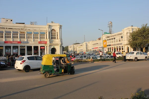 Centro da cidade de Nova Deli vida diária com o seu tráfego e pessoas andando ao redor — Fotografia de Stock