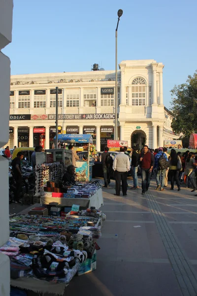 Ludzie chodzą w New Delhi naprzeciwko budynku — Zdjęcie stockowe