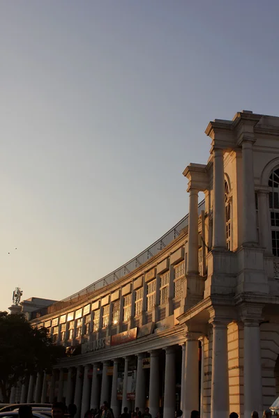 Detalhe arquitetônico ao pôr-do-sol luz de um palácio moderno em Nova Deli — Fotografia de Stock