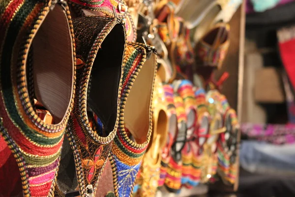 Traditional Indian shoes — Stock Photo, Image