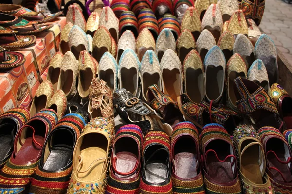 Traditional Indian shoes — Stock Photo, Image