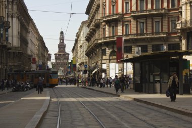 Milan 'daki Dante yoluyla.