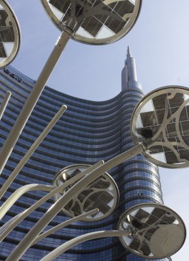 Milano ve tasarım elektrik direğine orta bina Unicredit Kulesi