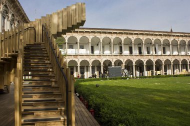 Milan Üniversitesi'nde avlu Milano Mobilya Fuarı sırasında
