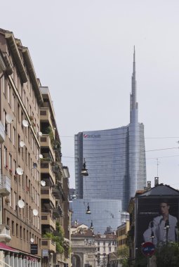 Milan arasında Tarih ve modernliğin. Porta Nuova eski arch ve yeni cam gökdelen