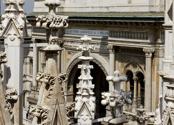 Dom in Milaan vanaf het dak, met uitzicht op de Galleria Vittorio Emanuele. — Stockfoto