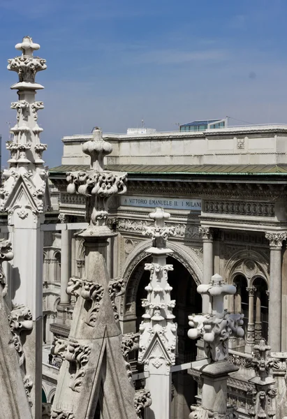 Собор Дуомо в Милане с крыши, с видом на галерею Vittorio Emanuele . — стоковое фото